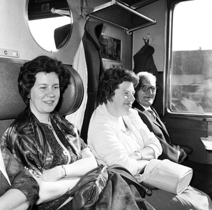849036 Afbeelding van reizigers in een een coupé van een trein.N.B. Het gaat hier om personeelsleden van de dienst van ...